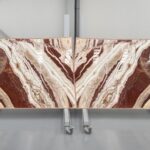 Onyx rojo, beige y blanco en tablas