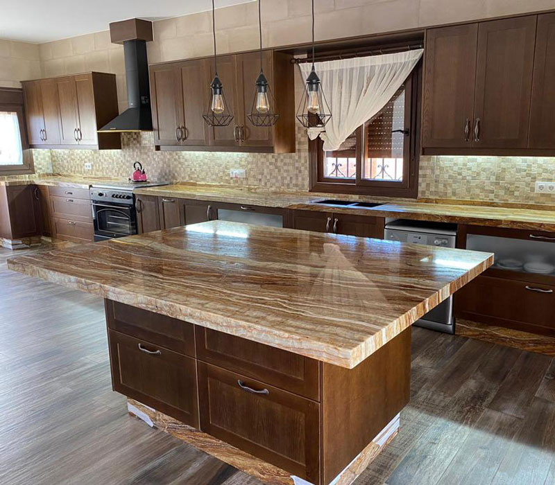 Isla de cocina Onyx y diseño de interiores con Travonyx