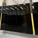 negro marquina en tablas de 2 cm de grosor