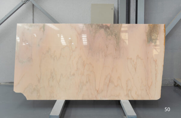 розовый мрамор