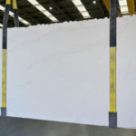 Piedra caliza beige en tablas