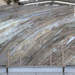 Cristalita azul traslucida