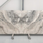 Mármol blanco en tablas