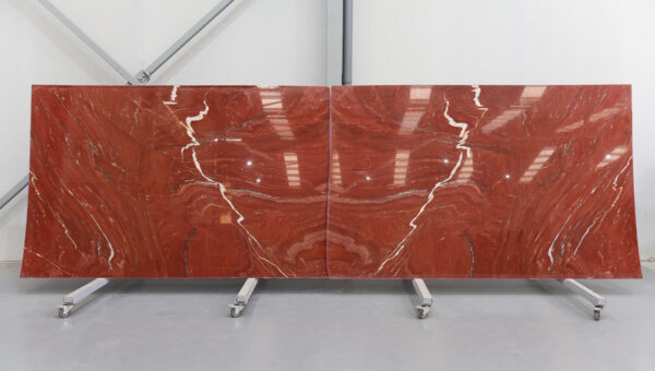 Red quartzite for decorative elements